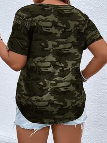 SHEIN LUNE Plus Camo Print Half Button Curved Hem Tee Koszulki graficzne Damskie Topy