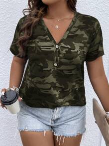 SHEIN LUNE Plus Camo Print Half Button Curved Hem Tee Koszulki graficzne Damskie Topy