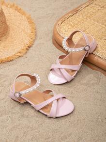 女孩交叉扣飾和人造珍珠裝飾粗跟休閒踝帶平底涼鞋適用於戶外