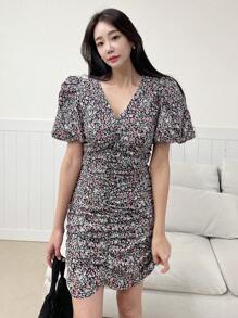 DAZY Vestido de tirantes con estampado floral diminuto, manga abullonada y fruncido delantero - Multicolor - Ver 7