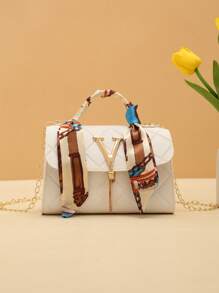 蝴蝶結裝飾小巾領裝飾正方形包,金屬字母和流蘇裝飾 - 白色 - 查看 1