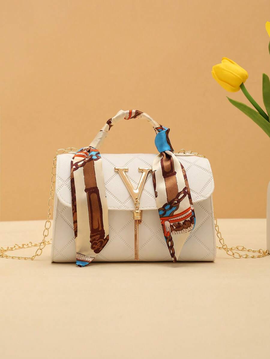 蝴蝶結裝飾小巾領裝飾正方形包,金屬字母和流蘇裝飾 - 白色 - 查看 1