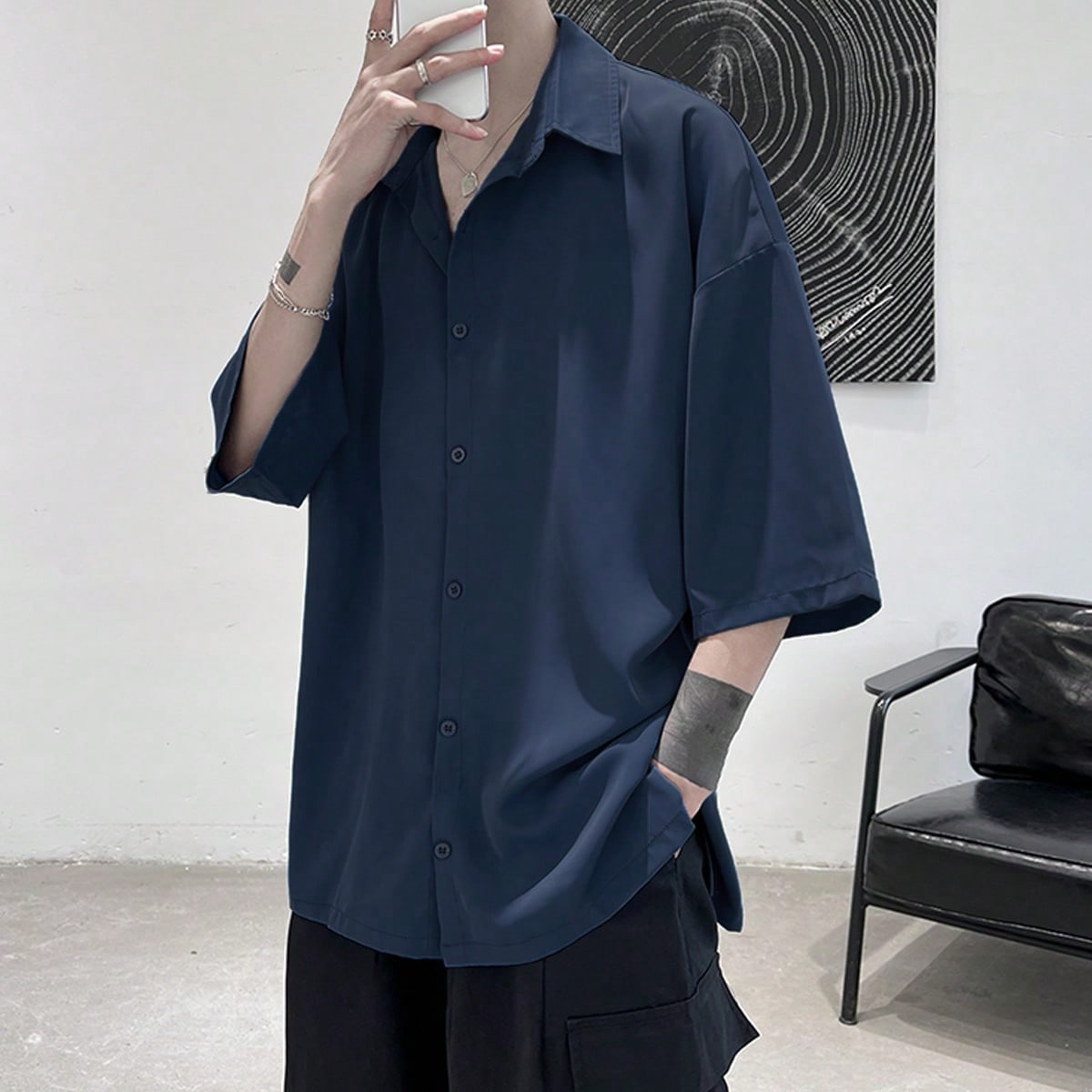 Camisa holgada de hombre de un solo color con botones y hombros caídos, otoño