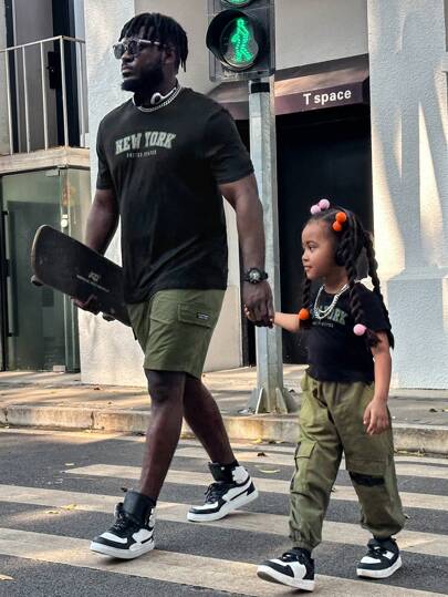 SHEIN Toddler Girls 1pc Letter Graphic Tee & 1pc Flap Pocket Trousers