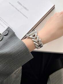 Geometric V-Shaped Three-Dimensional Metal Strap With Manual Adjustment Of Bracelet Length, Business Minimalist Design Suitable For Apple Watch Strap 38mm 40mm 41mm 42mm 44mm 45mm 49mm Compatible With Apple Smartwatch Series SE 9 8 7 6 5 4 3 2 1 Watch Strap Replacement, - Silver - View 2