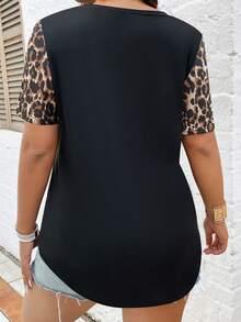 Camiseta con estampado de leopardo bajo curvo - Negro - Ver 2