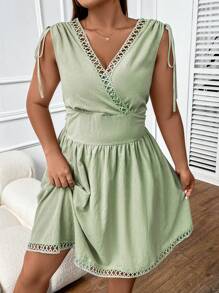 Celure 大碼休閒蕾絲拼接 抽繩 打結 露背 交叉純色連衣裙