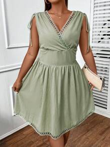 Celure 大碼休閒蕾絲拼接 抽繩 打結 露背 交叉純色連衣裙