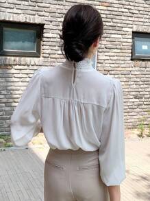 DAZY 纯色荷叶边装饰立领灯笼袖衬衫，荷叶边，秋季服装高领女式长袖上衣 - 白色 - 查看 2