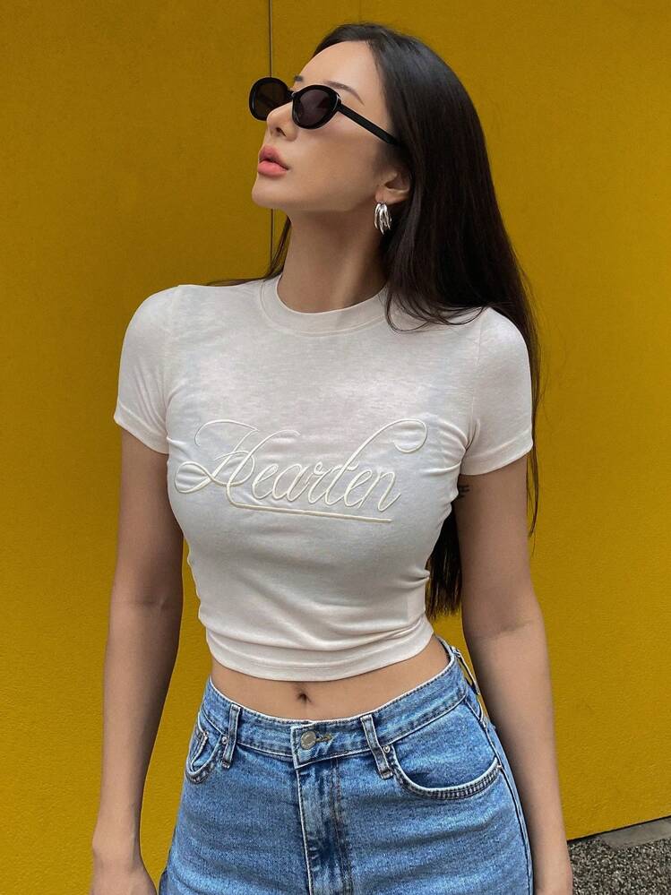 DAZY 文字 プリント クロップトップ Tシャツ - ベージュ - 見る 1