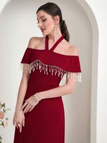 SHEIN X Noha Modelyn 吊脖一字肩流蘇邊洋裝 - 紅色 - 查看 4
