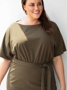 Vestido con cinturón unicolor bajo con abertura