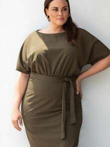 Vestido con cinturón unicolor bajo con abertura