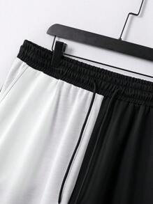 Manfinity EMRG Men Plus Crown & Letter Graphic Two Tone Tee & Drawstring Waist Shorts - Black and White - View 3