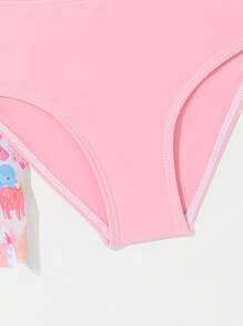 年轻女孩卡通图形比基尼套装与沙滩裙夏日海滩