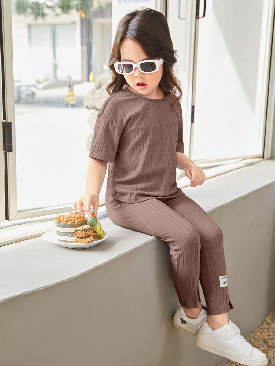年輕女孩字母拼接細節垂墜肩短袖t恤和褲子套裝 - 摩卡棕 - 查看 1