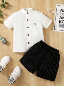 年轻男孩绅士两件套：短袖衬衫，带小徽标印花中式领 + 条纹西裤，优雅正式服装，适合生日派对、活动、婚礼、洗礼、一岁生日