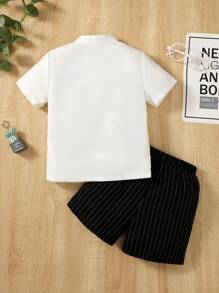 年轻男孩绅士两件套：短袖衬衫，带小徽标印花中式领 + 条纹西裤，优雅正式服装，适合生日派对、活动、婚礼、洗礼、一岁生日