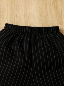 年轻男孩绅士两件套：短袖衬衫，带小徽标印花中式领 + 条纹西裤，优雅正式服装，适合生日派对、活动、婚礼、洗礼、一岁生日