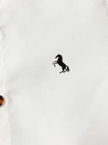 年轻男孩绅士两件套：短袖衬衫，带小徽标印花中式领 + 条纹西裤，优雅正式服装，适合生日派对、活动、婚礼、洗礼、一岁生日