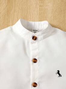 年轻男孩绅士两件套：短袖衬衫，带小徽标印花中式领 + 条纹西裤，优雅正式服装，适合生日派对、活动、婚礼、洗礼、一岁生日