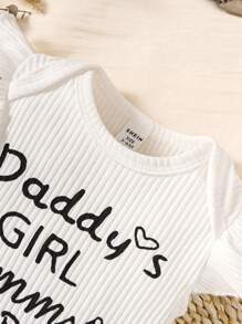 SHEIN 嬰兒女孩標語圖形荷葉邊t恤&蝴蝶結前褶裙&配件發帶套裝 - 彩色 - 查看 4