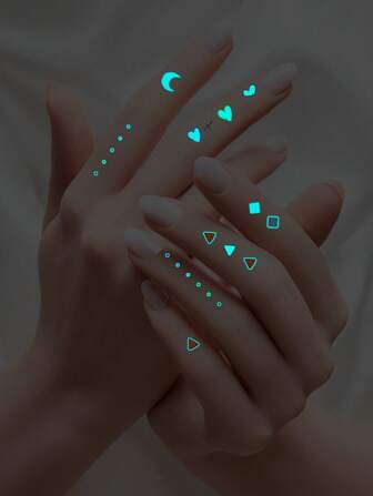 兩張月亮和愛心圖案發光發亮紋身貼紙