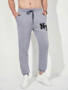 RueChic Men Letter Graphic Drawstring Waist Sweatpants - Xám - Xem 3