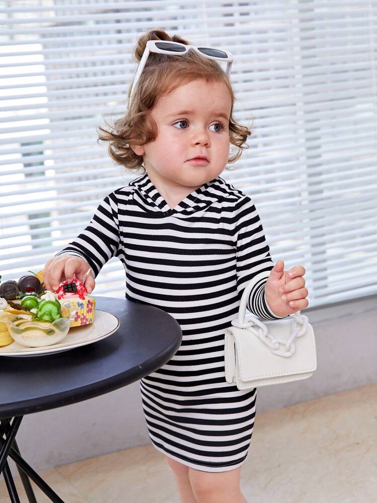 SHEIN เด็กทารก เดรสมีฮู้ด ลายทาง - สีดำและสีขาว - ดู 5