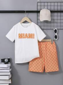 SHEIN 男孩休閒運動大學字母拼貼短袖T恤和滿版圖案短褲套裝 - 彩色 - 查看 1