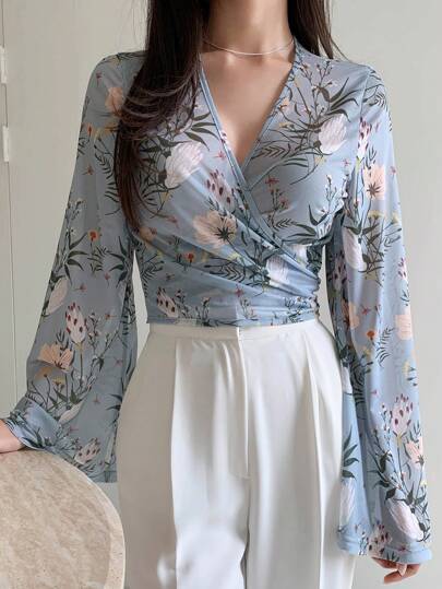 DAZY Blusa envolvente con pliegues con estampado floral, blusas bohemias de manga larga para mujer, atuendos de vacaciones para mujeres