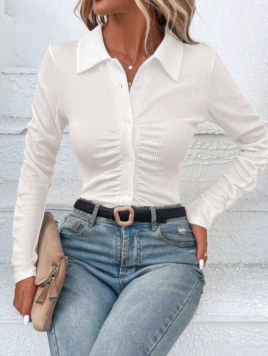 Chiquease 素色前紐扣前收褶T恤 - 白色 - 查看 1