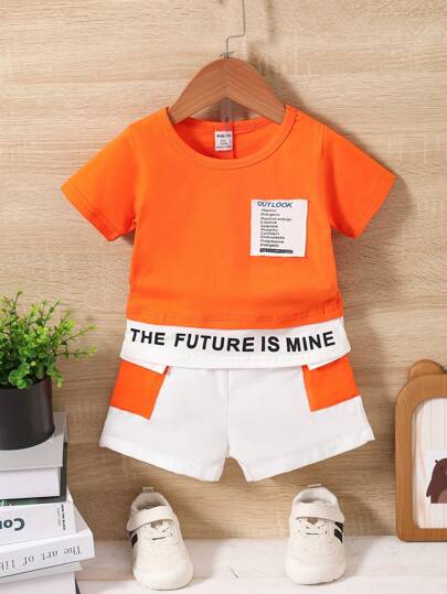 男嬰標語圖案T恤和雙色翻蓋細節短褲