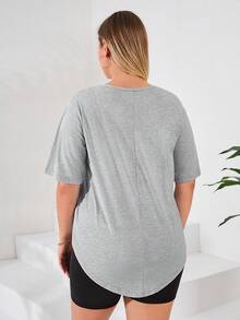 RueChic Plus Cut Out Curved Hem Tee - Xám - Xem 2