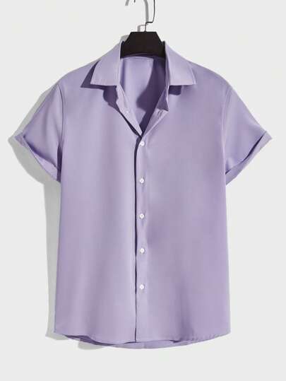 Camisa casual para hombre en color liso morado claro, con botones al frente, corte ajustado, manga corta, cuello y sin estampados.