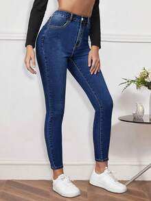 Pantalones ajustados con detalles parchados