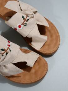 Dép lê đế bằng màu be thêu họa tiết, dép xỏ ngón kiểu ngư dân bằng da lộn trang trí nơ, dép lê đế bằng mùa hè mới dành cho nữ. - Màu be - Xem 5