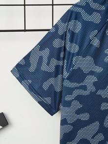 SHEIN 男孩迷彩和字母圖案T恤