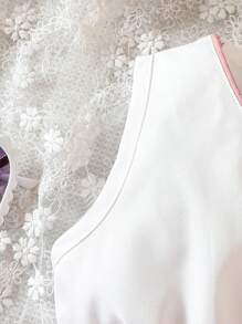 女婴系带上衣外套、短裤和帽子套装