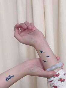 極簡風格字母、海鷗、羽毛和草本設計的女孩臂部防水臨時刺青貼紙,可持續7-14天 - 藍色 - 查看 4