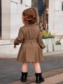 SHEIN Vestito Con Colletto Marrone Per Bambina Con Bottoni Doppiopetto, Cintura In Vita, Maniche Lunghe E Orlo Largo Per Un'eleganza Retrò
