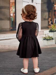 SHEIN Vestido de estilo noble tejido con empalme de malla de manga larga para bebés niñas - Negro - Ver 2