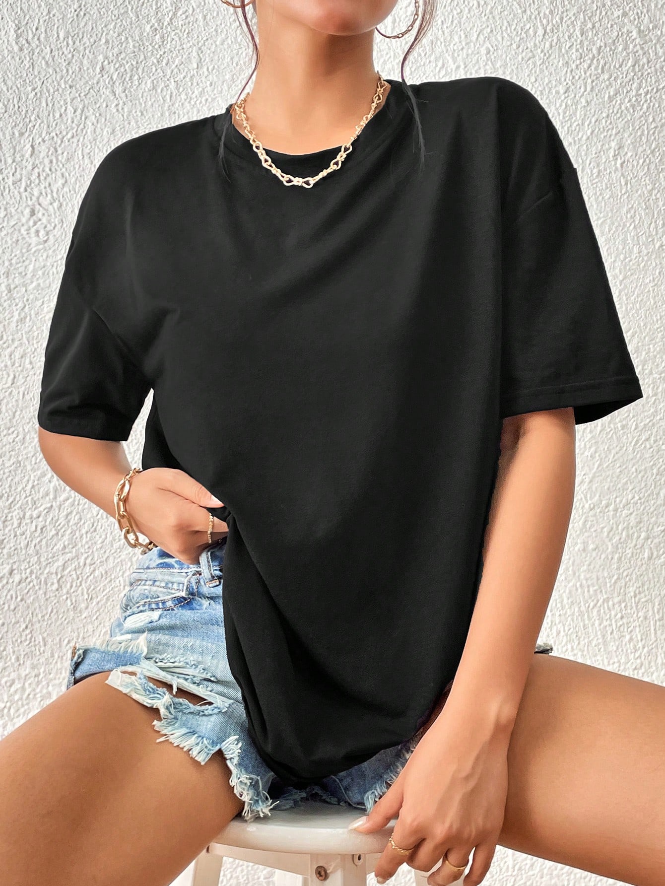 Solid round neck tee