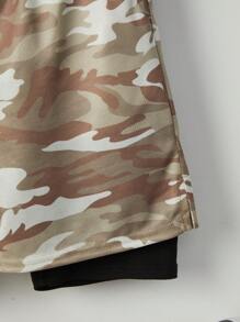 SHEIN 男孩迷彩印花二合一短褲帶手機袋