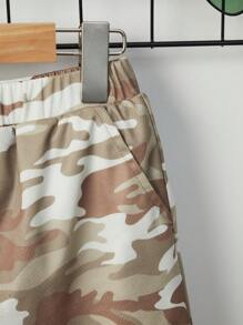 SHEIN 男孩迷彩印花二合一短褲帶手機袋