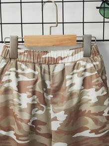 SHEIN 男孩迷彩印花二合一短褲帶手機袋