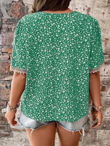 SHEIN LUNE Plus Ditsy Floral Print Guipure Lace Panel Blouse - Green - View 2