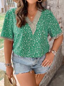 SHEIN LUNE Plus Ditsy Floral Print Guipure Lace Panel Blouse - Green - View 3