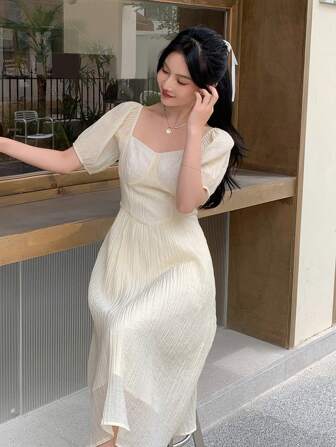 DAZY 素色泡泡袖雞心領口連衣裙