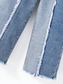 Kleine Mädchen Kontrast Y2K Straßen-urbande elastische Taille Jeans mit flachen Taschen und weiten Beinen. Tägliche OOTD Outfits für Mädchen.